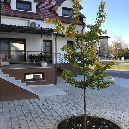 Eva Rooms & Studio Apartment Karlovac Exteriör bild