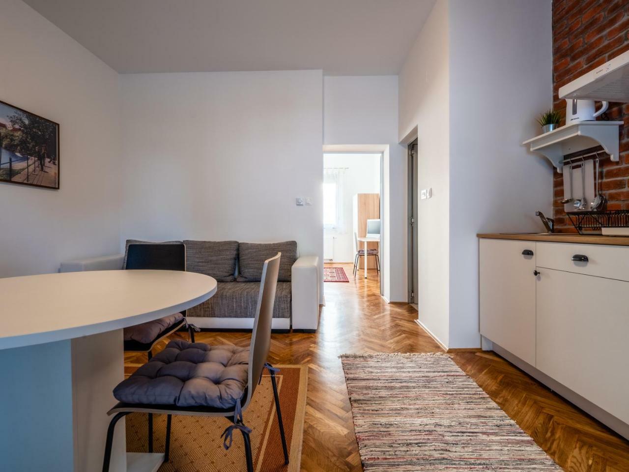 Eva Rooms & Studio Apartment Karlovac Exteriör bild