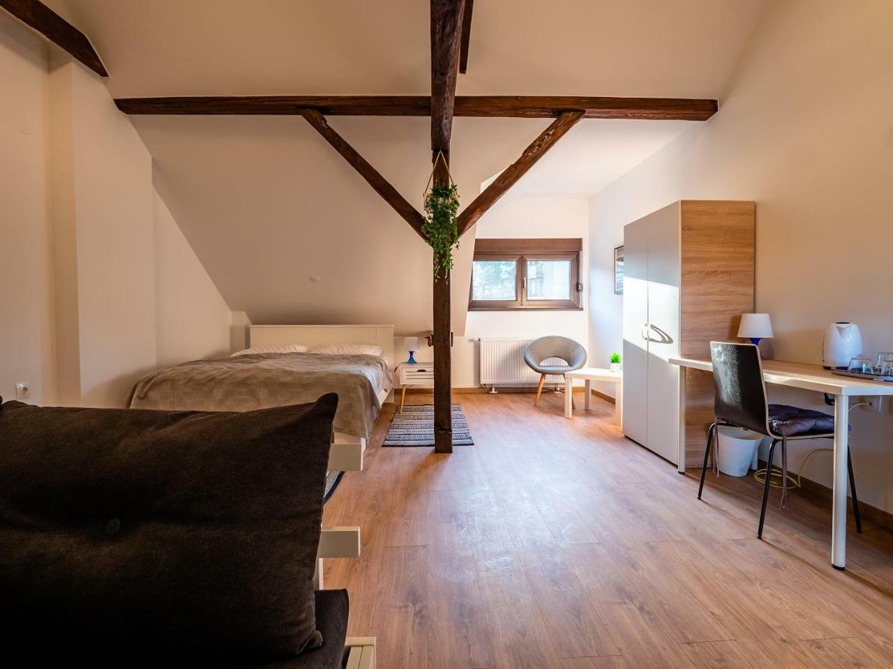 Eva Rooms & Studio Apartment Karlovac Exteriör bild