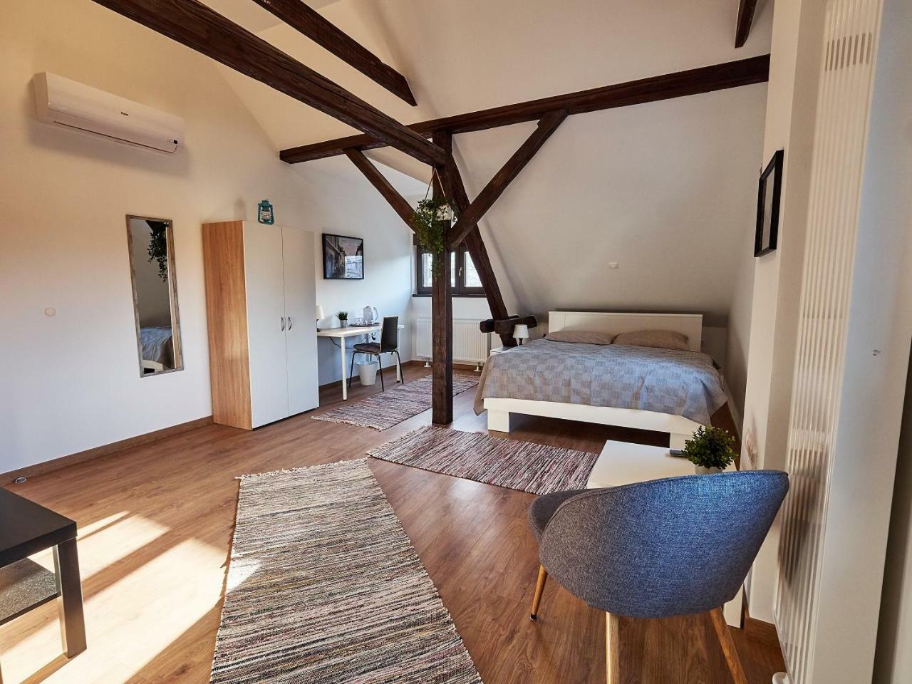 Eva Rooms & Studio Apartment Karlovac Exteriör bild