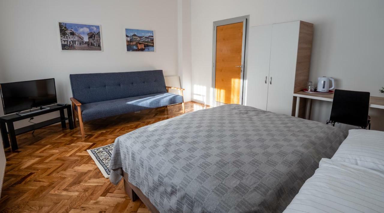 Eva Rooms & Studio Apartment Karlovac Exteriör bild